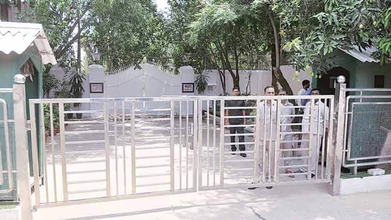 മുന് മന്ത്രിമാരോട് ബംഗ്ലാവ് ഒഴിയണമെന്ന് മധ്യപ്രദേശ് സര്ക്കാര്; കോണ്ഗ്രസ് വിമതര് ലിസ്റ്റിലില്ല മുന് മന്ത്രിമാരോട് ബംഗ്ലാവ് ഒഴിയണമെന്ന് മധ്യപ്രദേശ് സര്ക്കാര്; കോണ്ഗ്രസ് വിമതര് ലിസ്റ്റിലില്ല