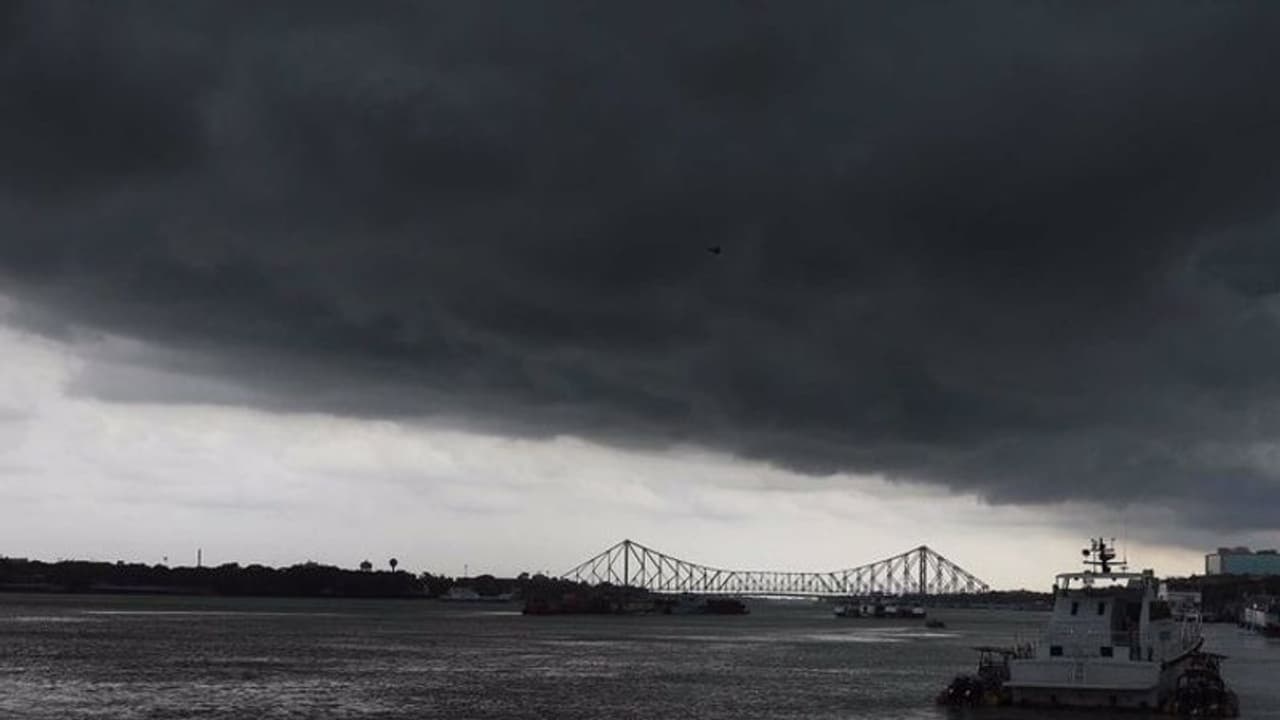 আজ বজ্রবিদ্যুৎ সহ প্রবল বৃষ্টি রাজ্যে, আসছে ঘূর্ণীঝড় 'যশ', কী বলছে মৌসম ভবন আজ বজ্রবিদ্যুৎ সহ প্রবল বৃষ্টি রাজ্যে, আসছে ঘূর্ণীঝড় 'যশ', কী বলছে মৌসম ভবন