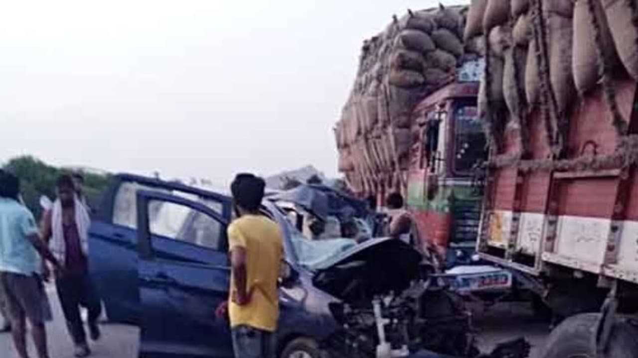 ఆగి ఉన్న లారీని ఢీకొట్టిన కారు తుక్కు: చిట్యాల వద్ద ముగ్గురు దుర్మరణం ఆగి ఉన్న లారీని ఢీకొట్టిన కారు తుక్కు: చిట్యాల వద్ద ముగ్గురు దుర్మరణం