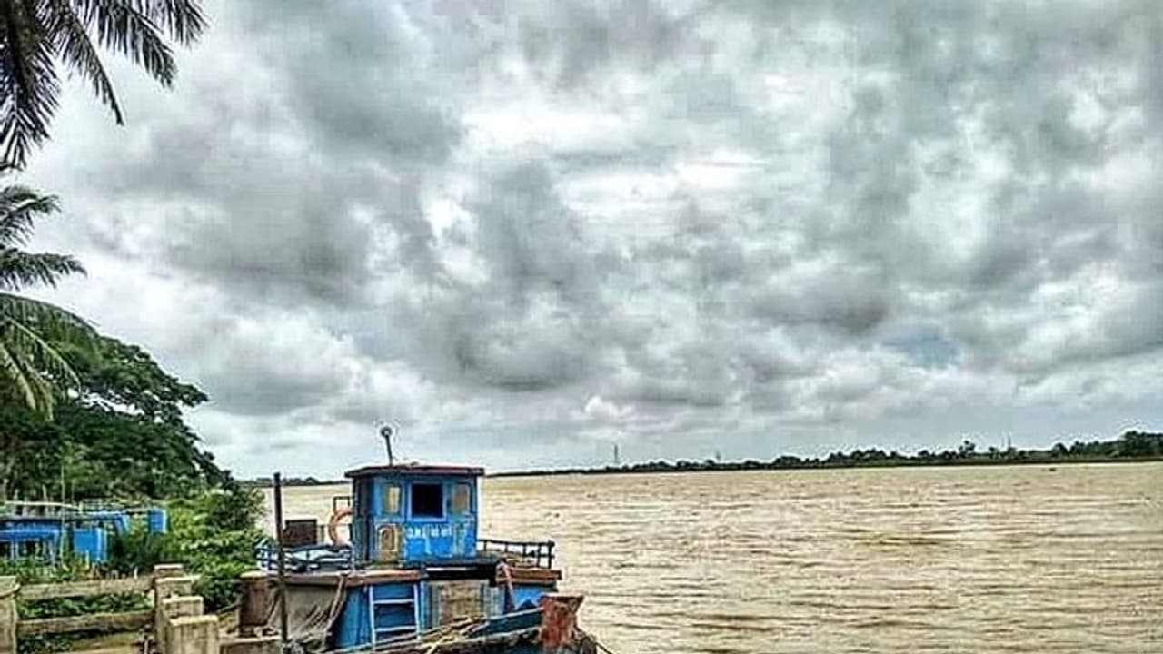 আমফানের তাণ্ডবলীলা সবচেয়ে বেশি দুই চব্বিশ পরগনায়, ঝড়ের গ্রাসে চাষের জমি থেকে ঘরবাড়ি আমফানের তাণ্ডবলীলা সবচেয়ে বেশি দুই চব্বিশ পরগনায়, ঝড়ের গ্রাসে চাষের জমি থেকে ঘরবাড়ি