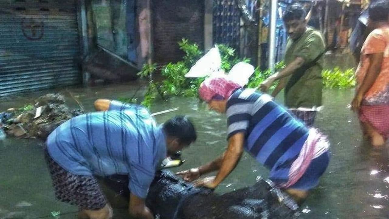 ಕಾರ್ಮಿಕರಿಗೆ ಬಿಗ್ ಶಾಕ್: ಕೆಲಸದ ಬೆನ್ನಲ್ಲೇ, ಮನೆಯೂ ಕೊಚ್ಚಿಹೋಯ್ತು!