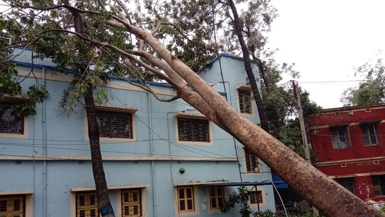 ఆంఫన్ తుఫాన్ ఎఫెక్ట్: నీట మునిగిన కోల్కత్తా ఎయిర్ పోర్టు, 15 మంది మృతి ఆంఫన్ తుఫాన్ ఎఫెక్ట్: నీట మునిగిన కోల్కత్తా ఎయిర్ పోర్టు, 15 మంది మృతి