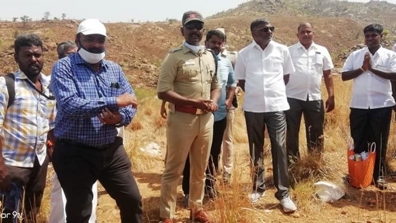 10 கி.மீ கால் கடுக்க மலையேறிய அமைச்சர், கலெக்டர், எஸ்.பி..! நடந்து சென்று நிவாரணம்..!