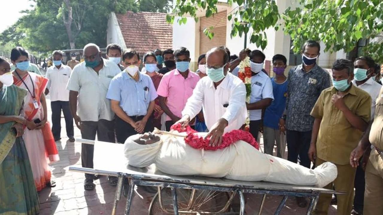 கொரோனா தடுப்பு பணிக்காக சென்ற வருவாய் ஆய்வாளர்..! விபத்தில் பரிதாப பலி..! கொரோனா தடுப்பு பணிக்காக சென்ற வருவாய் ஆய்வாளர்..! விபத்தில் பரிதாப பலி..!