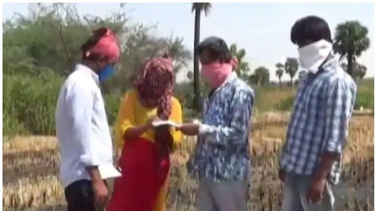 കൊവിഡ് പ്രതിസന്ധി; തൊഴിലുറപ്പ് തൊഴിലാളികളായി അധ്യാപകരും ടെക്കികളും; സ്തംഭിച്ച് തൊഴിൽ മേഖല