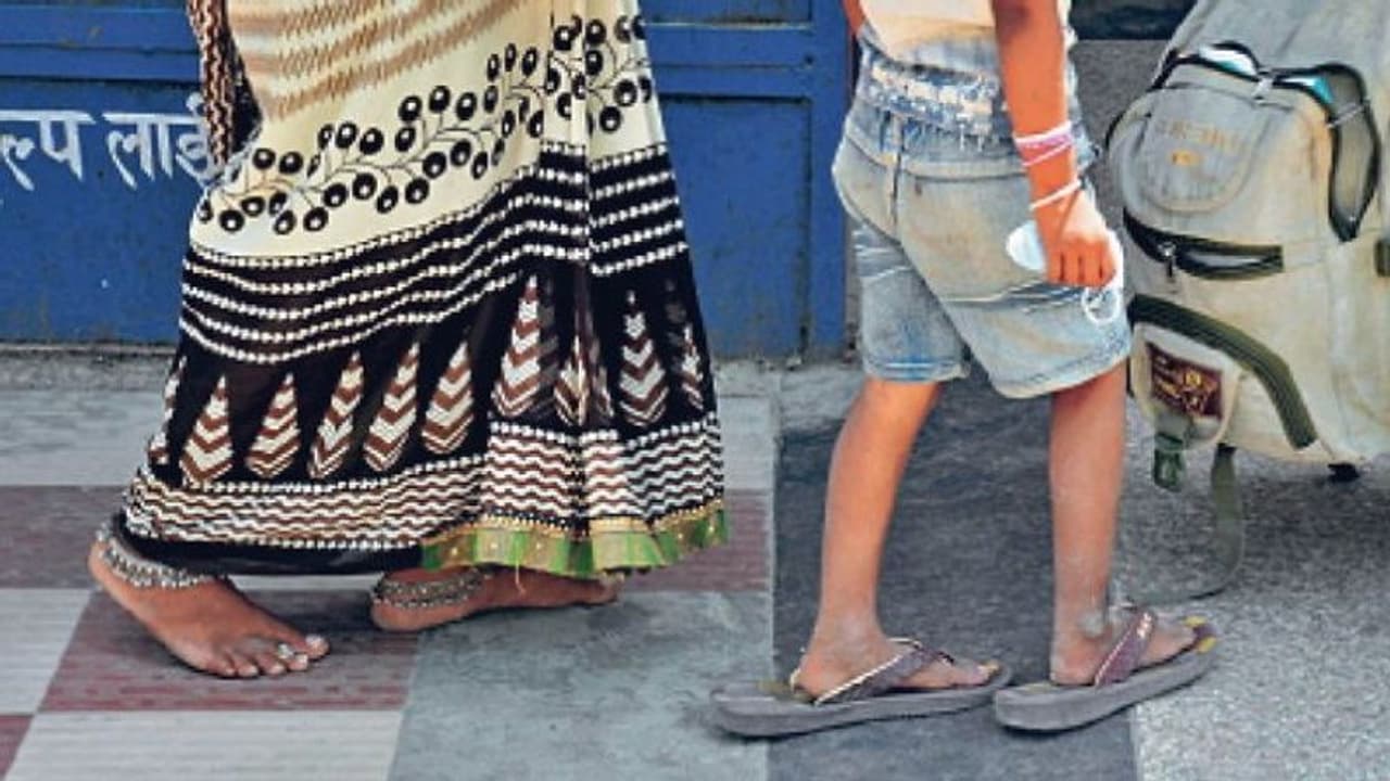 ऐसी होती है मां: खुद तपती दुपहरी में नंगे पांव चली, बेटी को पहना दी अपनी चप्पल ताकि उसके तलवे न जलें ऐसी होती है मां: खुद तपती दुपहरी में नंगे पांव चली, बेटी को पहना दी अपनी चप्पल ताकि उसके तलवे न जलें