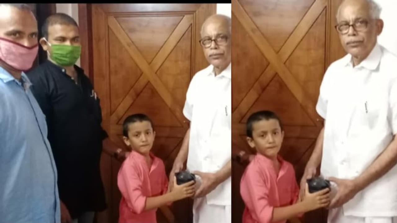 ജന്മദിന കേക്ക് വേണ്ടെന്ന് വെച്ചു: പണം ദുരിതാശ്വാസ നിധിയിലേക്ക് നൽകി ഒന്നാംക്ലാസുകാരന് ജന്മദിന കേക്ക് വേണ്ടെന്ന് വെച്ചു: പണം ദുരിതാശ്വാസ നിധിയിലേക്ക് നൽകി ഒന്നാംക്ലാസുകാരന്