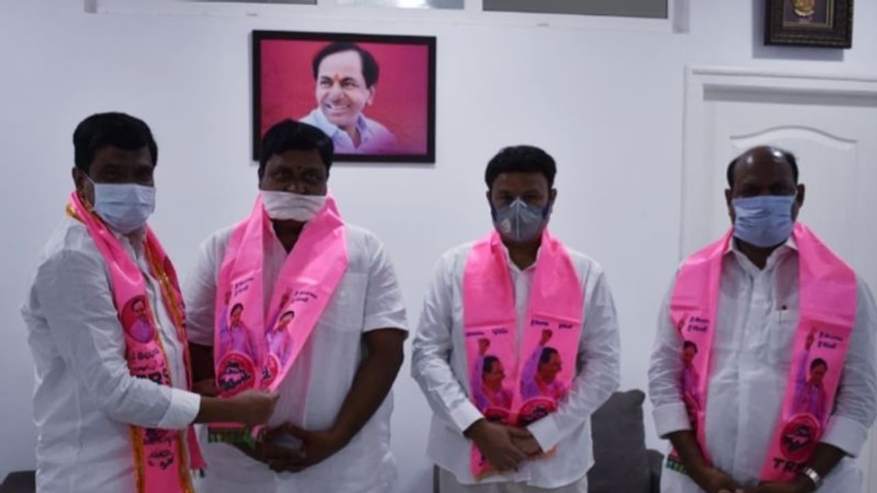 కేసీఆర్ సూచనలు పాటించి.. లాభాలను అందుకోండి: రైతులకు మంత్రి వేముల పిలుపు కేసీఆర్ సూచనలు పాటించి.. లాభాలను అందుకోండి: రైతులకు మంత్రి వేముల పిలుపు