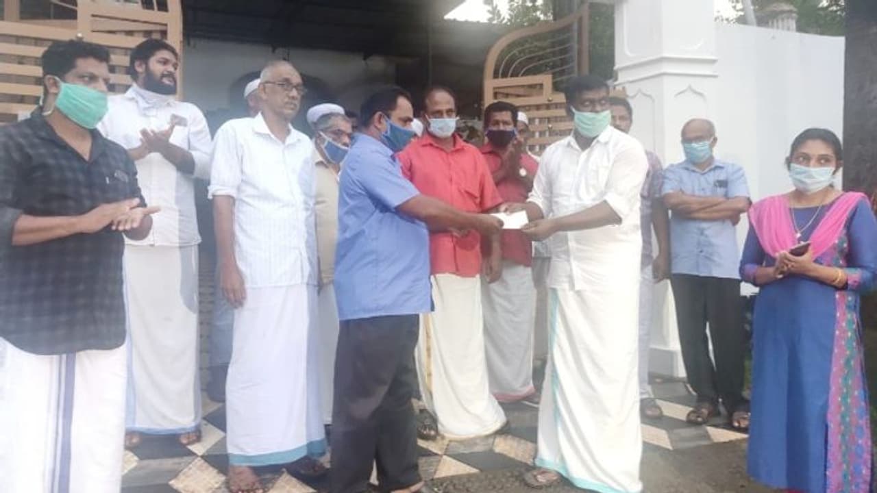 പതിറ്റാണ്ടുകളായി ഹൈന്ദവ കുടുംബം പള്ളിയില് നടത്തുന്ന നോമ്പുതുറ ഇത്തവണയില്ല; തുക സിഎംഡിആര്എഫിലേക്ക് പതിറ്റാണ്ടുകളായി ഹൈന്ദവ കുടുംബം പള്ളിയില് നടത്തുന്ന നോമ്പുതുറ ഇത്തവണയില്ല; തുക സിഎംഡിആര്എഫിലേക്ക്