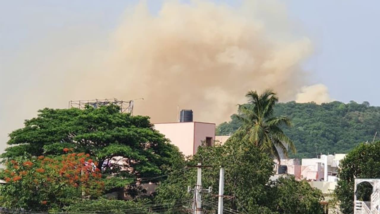 హెచ్పీసీఎల్ రిఫైనరీలో తెల్లని పొగలు: ఉలిక్కిపడిన విశాఖ వాసులు హెచ్పీసీఎల్ రిఫైనరీలో తెల్లని పొగలు: ఉలిక్కిపడిన విశాఖ వాసులు