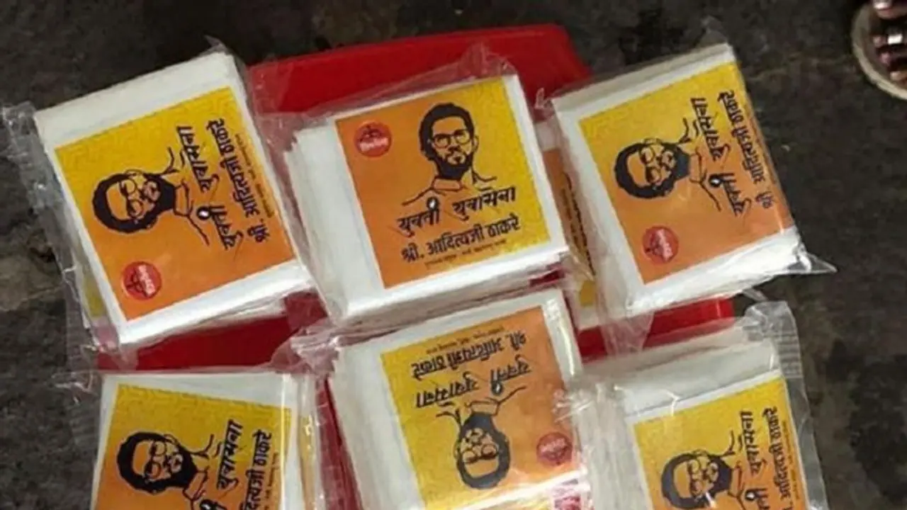 शिवसेना ने महिलाओं को बांटे आदित्य ठाकरे की फोटो लगे सैनिटरी नैपकिन