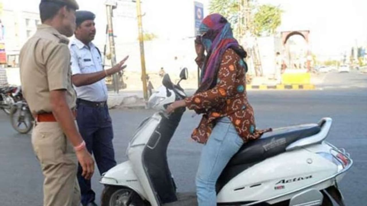 लॉकडाउन पुलिस ने लड़की को रोका, बोली जाने दो BF ने दूसरी गर्लफ्रेंड बना ली है..मजा चखाने जा रही हूं लॉकडाउन पुलिस ने लड़की को रोका, बोली जाने दो BF ने दूसरी गर्लफ्रेंड बना ली है..मजा चखाने जा रही हूं