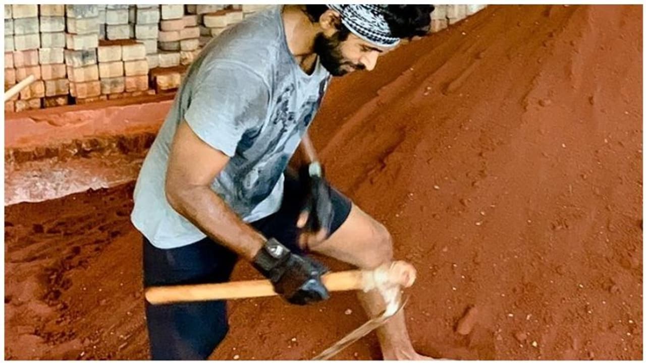 ஊரடங்கு ஓய்வு... கையில் மண்வெட்டியை பிடித்து விவசாயத்தில் இறங்கிய இளம் ஹீரோ..! ஊரடங்கு ஓய்வு... கையில் மண்வெட்டியை பிடித்து விவசாயத்தில் இறங்கிய இளம் ஹீரோ..!