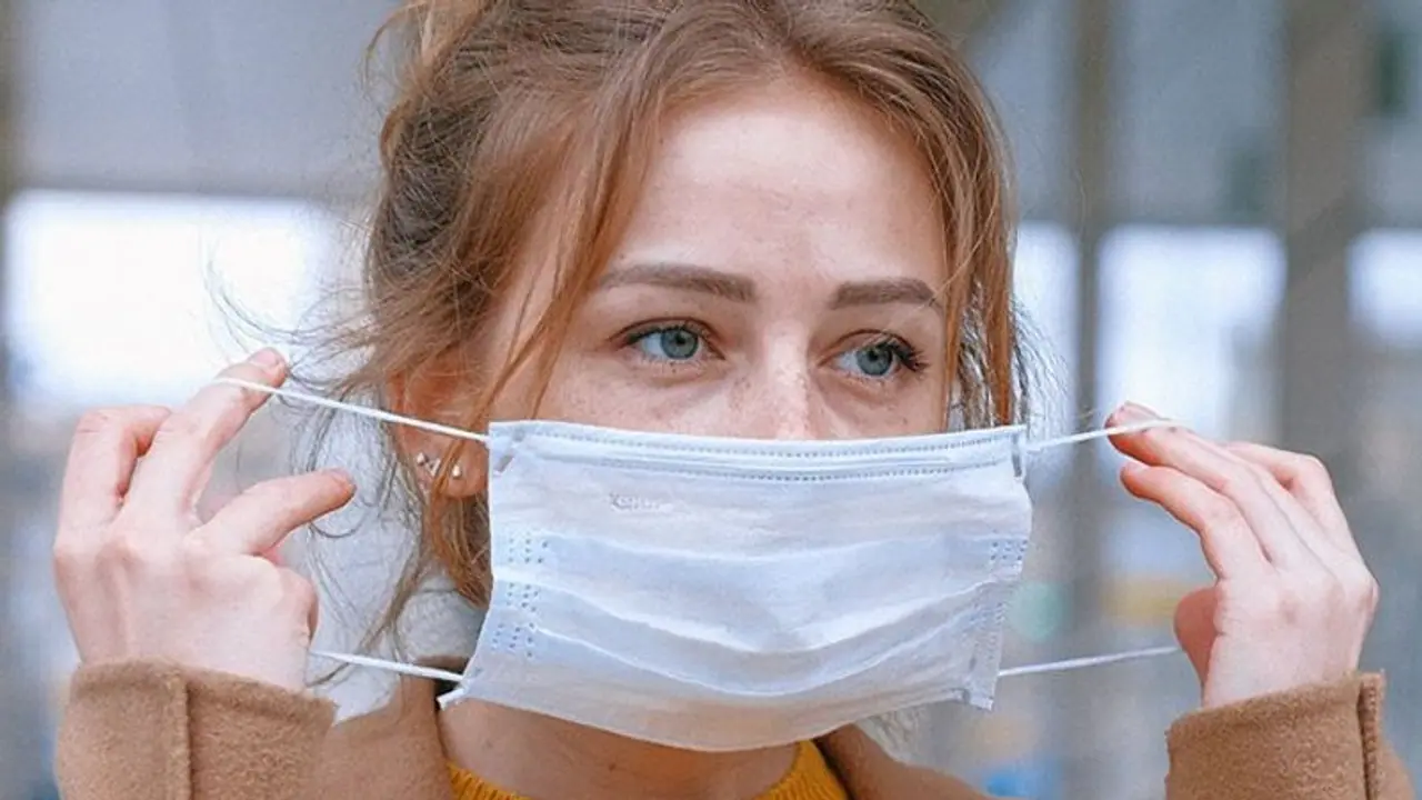 বাড়ির বাইরে পা রাখার আগে, জেনে নিন একটানা মাস্ক ব্যবহারের এই নিয়মগুলি বাড়ির বাইরে পা রাখার আগে, জেনে নিন একটানা মাস্ক ব্যবহারের এই নিয়মগুলি