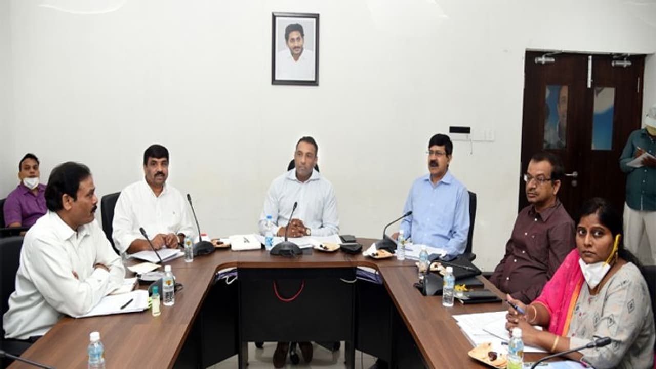 నిరుద్యోగులకు శుభవార్త...ఆ ఉద్యోగాల్లో రాష్ట్ర యువతకే పెద్దపీట: మంత్రి గౌతమ్ రెడ్డి నిరుద్యోగులకు శుభవార్త...ఆ ఉద్యోగాల్లో రాష్ట్ర యువతకే పెద్దపీట: మంత్రి గౌతమ్ రెడ్డి