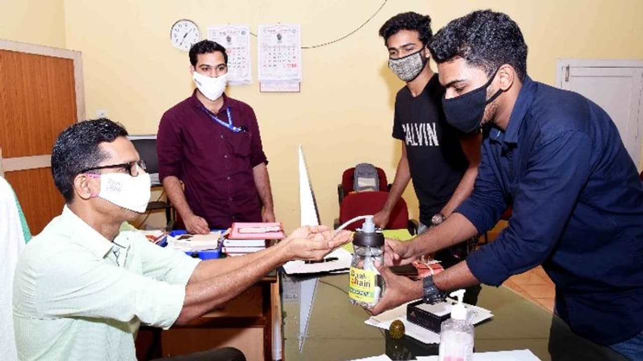 ഓട്ടോമാറ്റിക് സാനിറ്റൈസർ സ്പ്രേയറുമായി എഞ്ചിനീയറിങ് വിദ്യാർഥി ഓട്ടോമാറ്റിക് സാനിറ്റൈസർ സ്പ്രേയറുമായി എഞ്ചിനീയറിങ് വിദ്യാർഥി