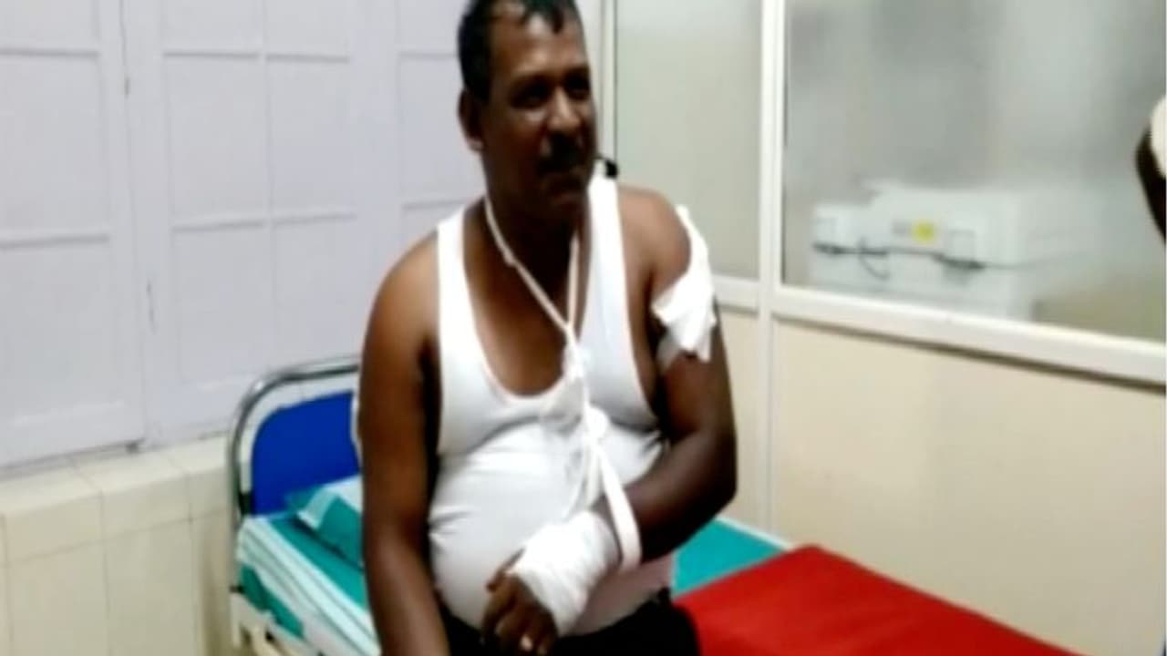 ഇടുക്കിയില് ഭൂമി കൈയ്യേറ്റം ചോദ്യം ചെയ്ത തേയില തൊഴിലാളികള്ക്ക് വെട്ടേറ്റു ഇടുക്കിയില് ഭൂമി കൈയ്യേറ്റം ചോദ്യം ചെയ്ത തേയില തൊഴിലാളികള്ക്ക് വെട്ടേറ്റു