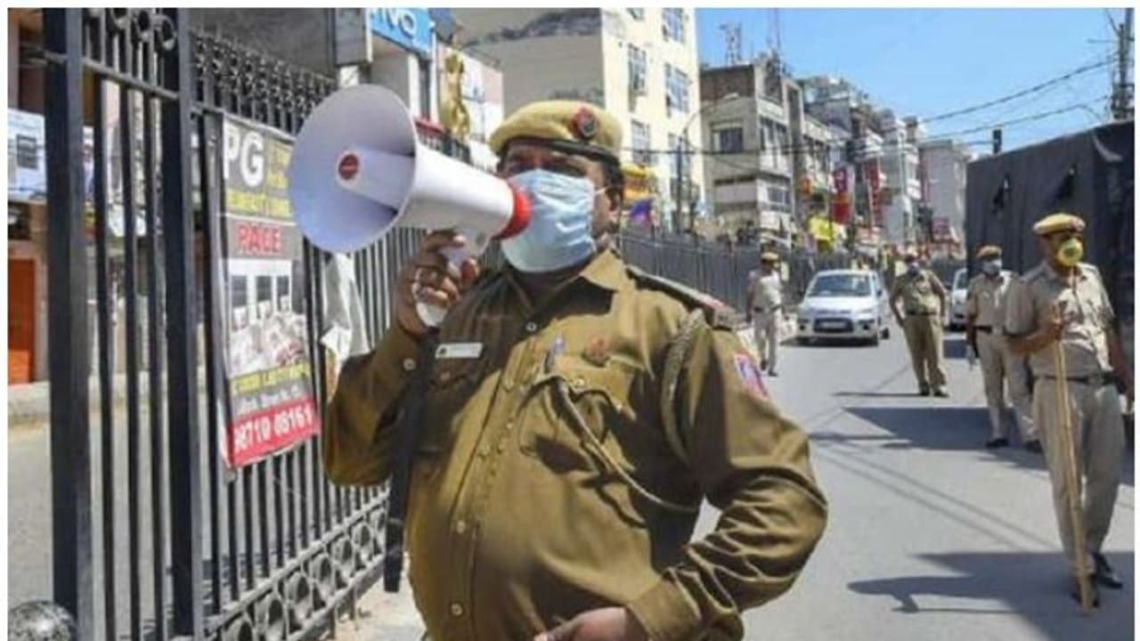 കൊവിഡ് ബാധിക്കുന്ന പൊലീസുകാർക്കുള്ള ധനസഹായം; ഒരു ലക്ഷത്തിൽ നിന്ന് 10000 ആയി വെട്ടിക്കുറച്ച് ദില്ലി പൊലീസ് കൊവിഡ് ബാധിക്കുന്ന പൊലീസുകാർക്കുള്ള ധനസഹായം; ഒരു ലക്ഷത്തിൽ നിന്ന് 10000 ആയി വെട്ടിക്കുറച്ച് ദില്ലി പൊലീസ്