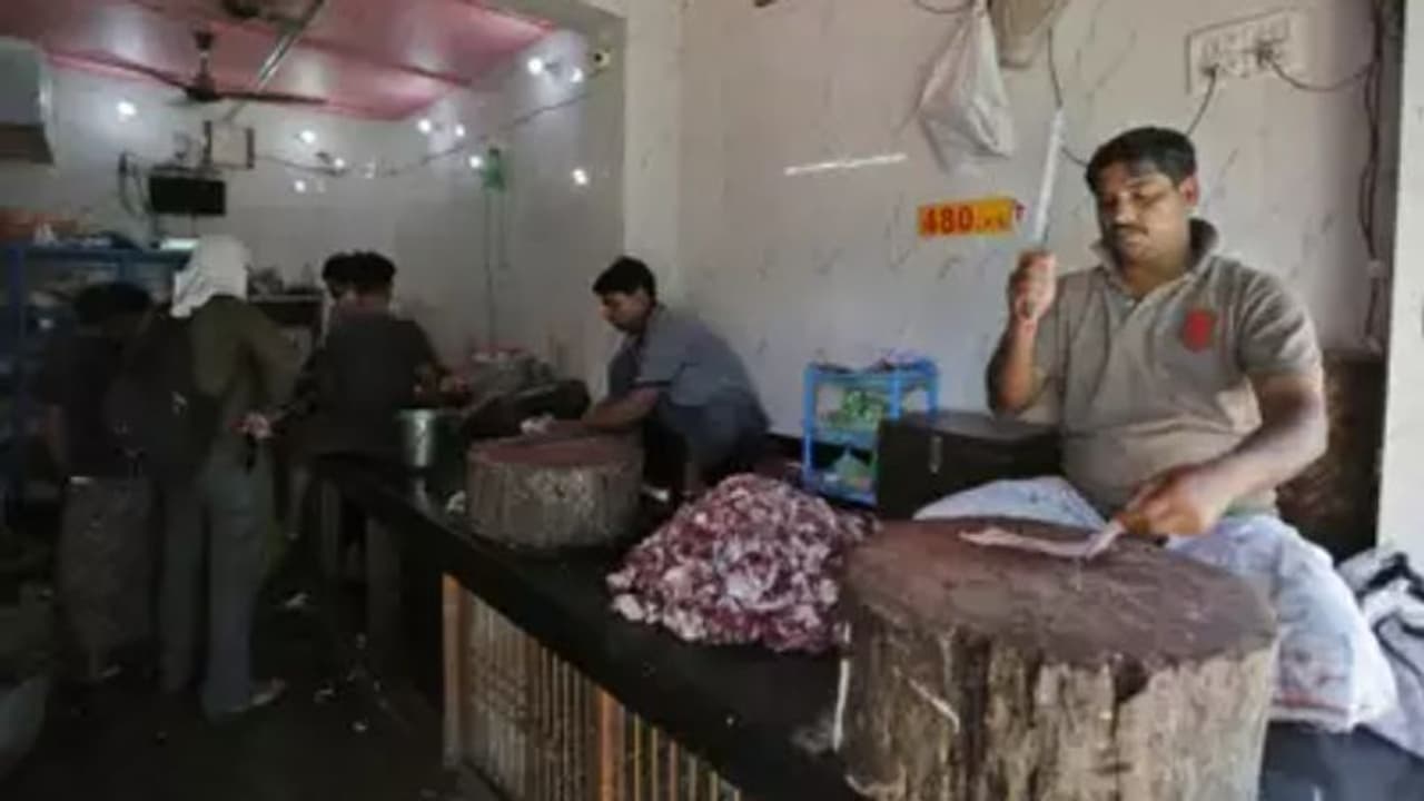 അമിത വിലയ്ക്ക് കടിഞ്ഞാൺ; മലപ്പുറം ജില്ലയിൽ മാംസ വില പുതുക്കി നിശ്ചയിച്ചു അമിത വിലയ്ക്ക് കടിഞ്ഞാൺ; മലപ്പുറം ജില്ലയിൽ മാംസ വില പുതുക്കി നിശ്ചയിച്ചു