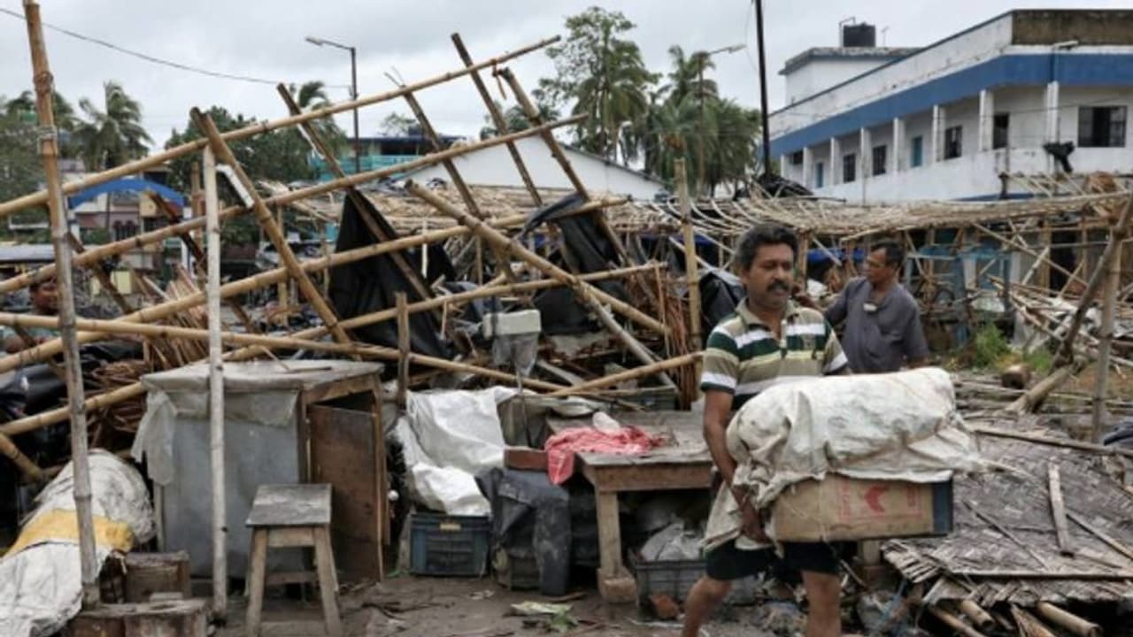 বাংলার বিপর্যয় দেখে চোখে জল রাষ্ট্রপতির, ৫০ লক্ষ দান ধনকড়ের, পাশে আছেন বললেন নবীন বাংলার বিপর্যয় দেখে চোখে জল রাষ্ট্রপতির, ৫০ লক্ষ দান ধনকড়ের, পাশে আছেন বললেন নবীন