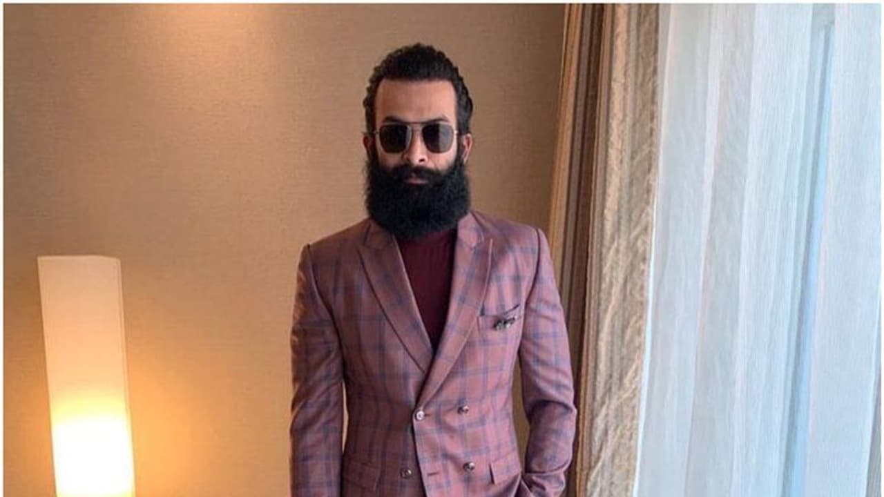 சொந்த மண்ணில் கால் வைத்த பிருத்விராஜ்... பாலைவனத்தில் இருந்து தப்பி வந்த மகிழ்ச்சியில் படக்குழு...! சொந்த மண்ணில் கால் வைத்த பிருத்விராஜ்... பாலைவனத்தில் இருந்து தப்பி வந்த மகிழ்ச்சியில் படக்குழு...!