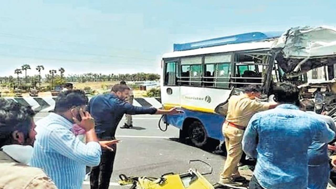 వలస కూలీల బస్సుకు రోడ్డు ప్రమాదం... క్షతగాత్రులకు రోడ్డుపైనే ప్రథమచికిత్స అందించిన మంత్రి వలస కూలీల బస్సుకు రోడ్డు ప్రమాదం... క్షతగాత్రులకు రోడ్డుపైనే ప్రథమచికిత్స అందించిన మంత్రి