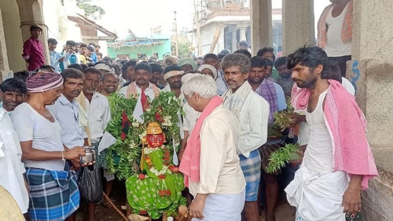 ಕೊರೋನಮ್ಮ ನಮ್ಮ ಊರಿಗೆ ಬರಬೇಡಮ್ಮ: ಗ್ರಾಮಸ್ಥರಿಂದ ವಿಶಿಷ್ಟ ಆಚರಣೆ
