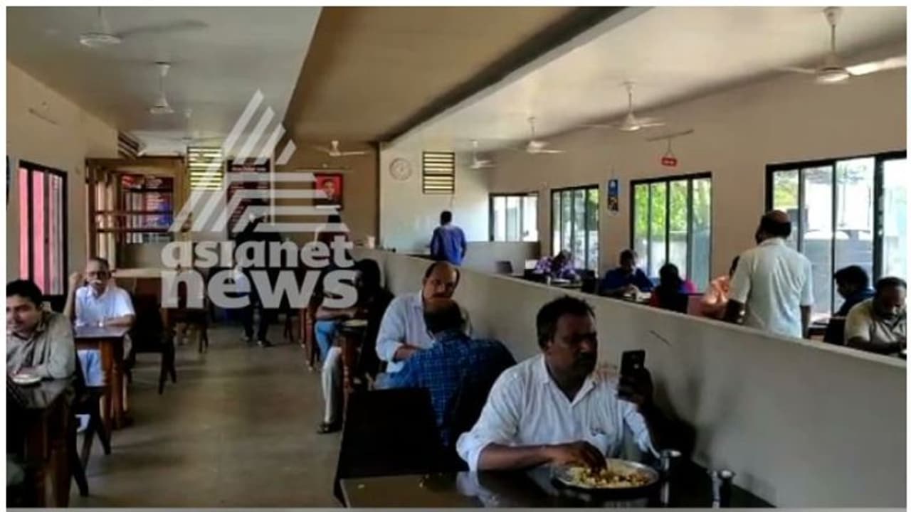 കോഴിക്കോട് ഇന്ത്യന് കോഫീ ഹൗസില് ഭക്ഷണം വിളമ്പി; പൊലീസെത്തി അടപ്പിച്ചു കോഴിക്കോട് ഇന്ത്യന് കോഫീ ഹൗസില് ഭക്ഷണം വിളമ്പി; പൊലീസെത്തി അടപ്പിച്ചു