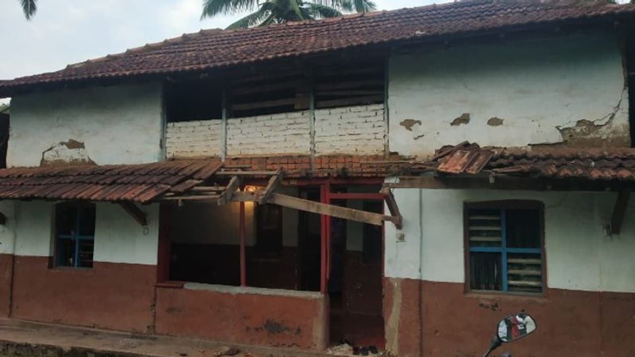 കാട്ടാന വീട് തകര്ത്തു; വനംവകുപ്പ് ഉദ്യോഗസ്ഥരെ തടഞ്ഞുവച്ച് നാട്ടുകാര് കാട്ടാന വീട് തകര്ത്തു; വനംവകുപ്പ് ഉദ്യോഗസ്ഥരെ തടഞ്ഞുവച്ച് നാട്ടുകാര്