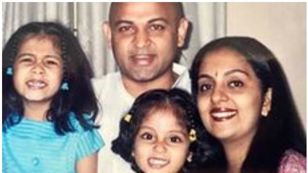 കുടുംബത്തോടൊപ്പം കൃഷ്ണകുമാര് വേറിട്ട ലുക്കില്, ഫോട്ടോ ഷെയര് ചെയ്ത് താരം കുടുംബത്തോടൊപ്പം കൃഷ്ണകുമാര് വേറിട്ട ലുക്കില്, ഫോട്ടോ ഷെയര് ചെയ്ത് താരം