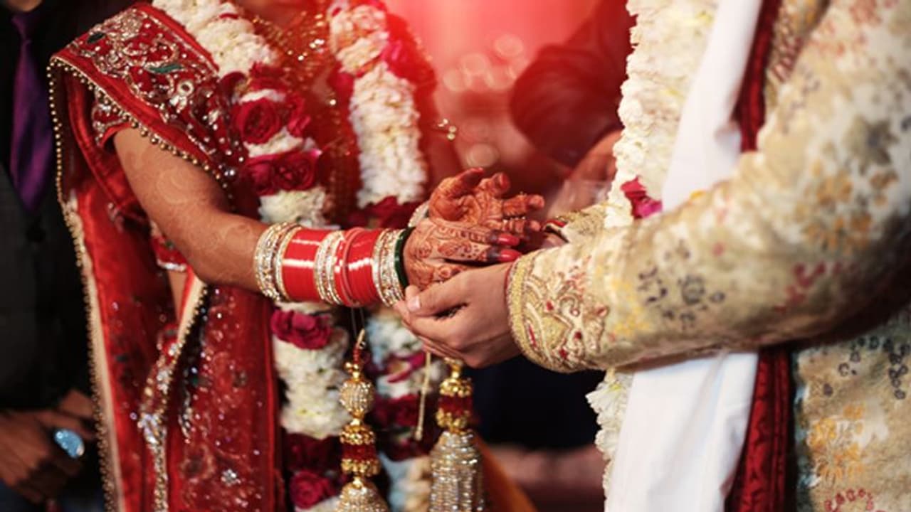 अपने घर से करीब साठ किमी तक पैदल चलने के बाद वह अपनी होने वाली ससुराल वैसापुर कन्नौज पहुंच गई। देर शाम उसे घर के बाहर देखकर दूल्हा और उसके घरवाले अचरज में पड़ गए। जब उससे पूरी जानकारी ली गई तब मामला सामने आया।