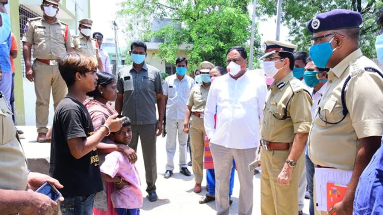 గొర్రెకుంట విషాదం: మృతుల కుటుంబాలకు అండగా ఉంటామన్న ఎర్రబెల్లి గొర్రెకుంట విషాదం: మృతుల కుటుంబాలకు అండగా ఉంటామన్న ఎర్రబెల్లి