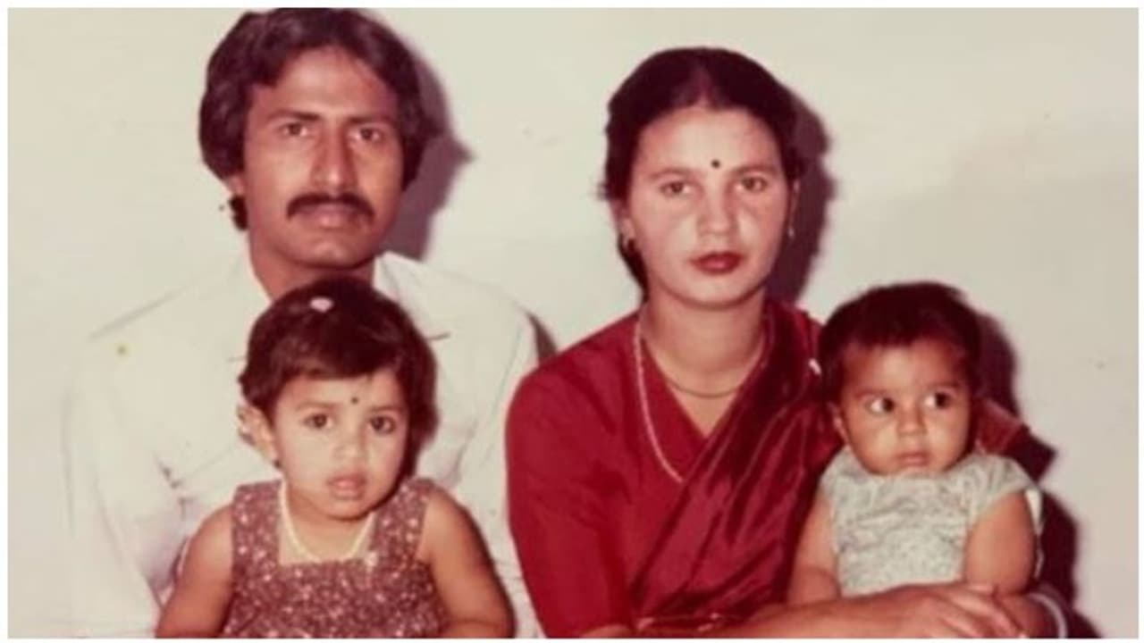 அம்மா மடியில் ஜம்முனு அமர்ந்திருக்கும் இந்த குழந்தை இப்போ முன்னணி நடிகர்! யார் தெரியுமா?