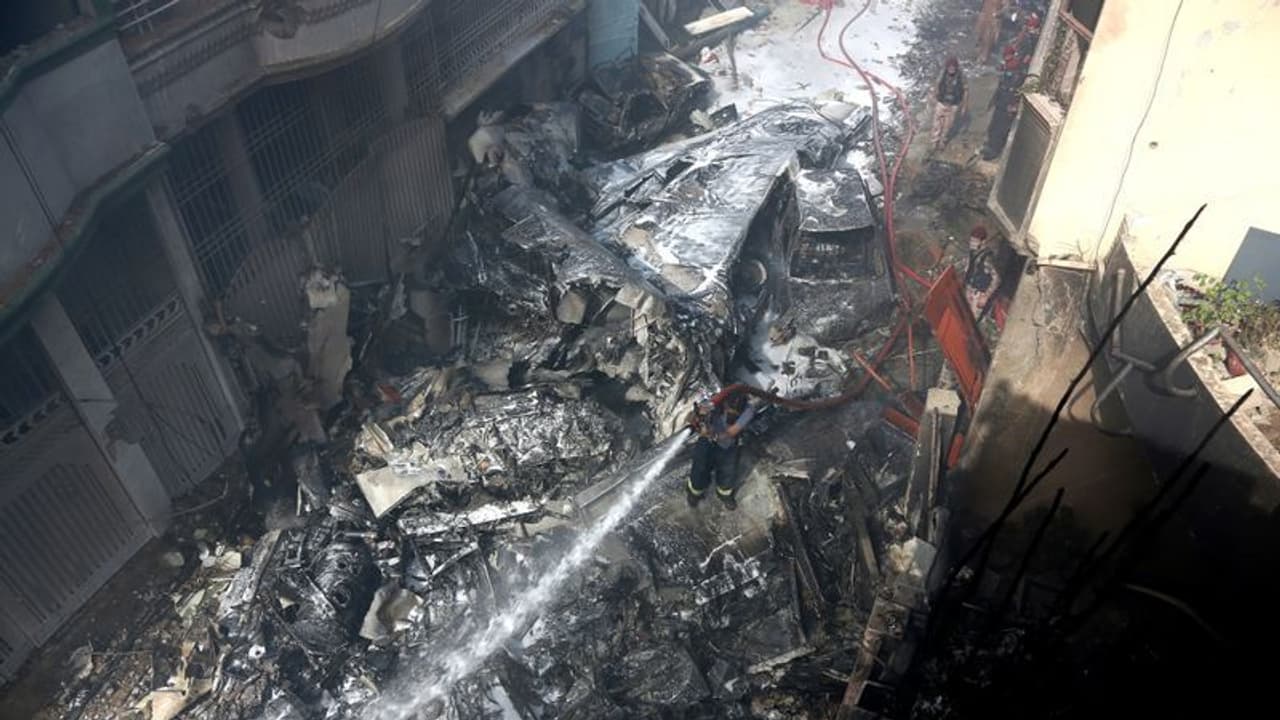 PAK के कराची में लैंडिंग से 1 मिनट पहले क्रैश हुआ था यात्री विमान; 99 में से 97 की मौत, 2 सुरक्षित बचे PAK के कराची में लैंडिंग से 1 मिनट पहले क्रैश हुआ था यात्री विमान; 99 में से 97 की मौत, 2 सुरक्षित बचे