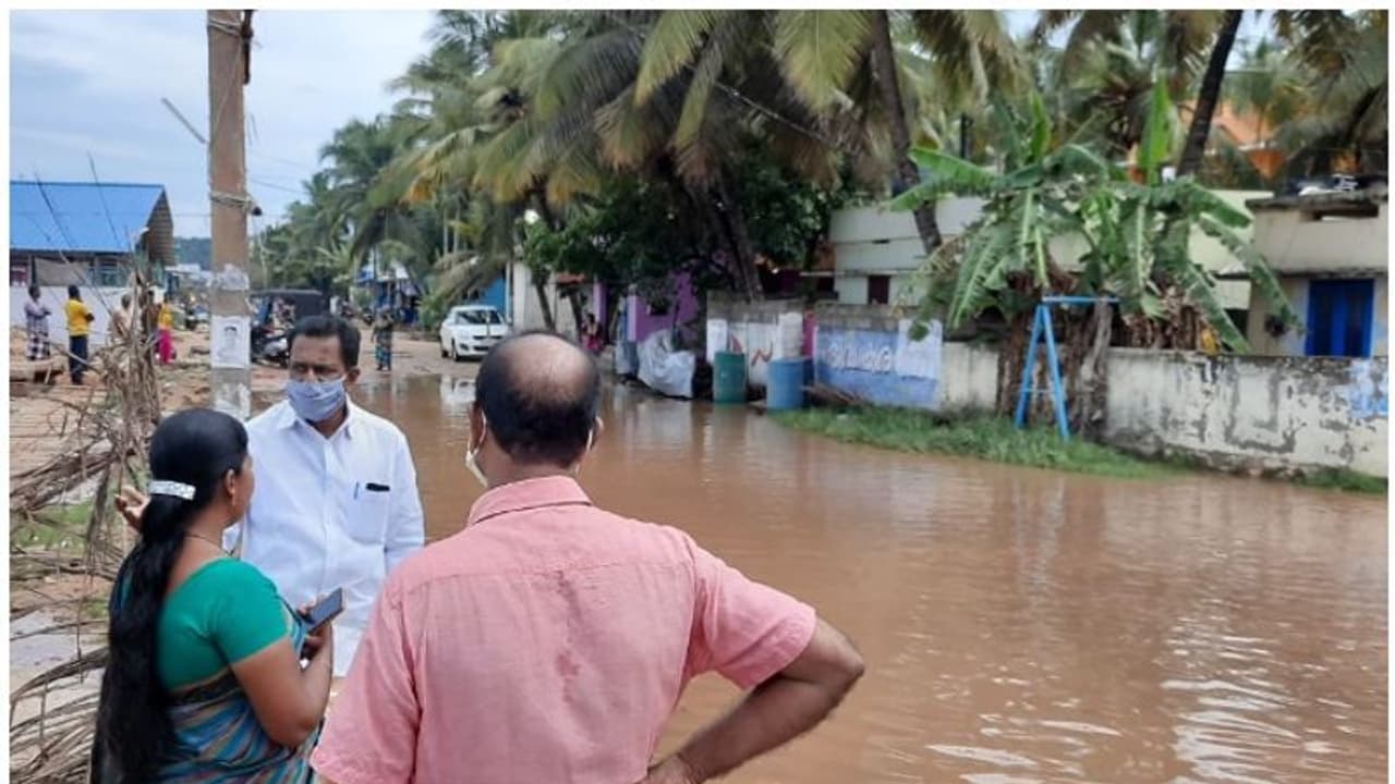 ശക്തമായ മഴ; തിരുവനന്തപുരത്ത് തീരദേശ മേഖലയില് നിരവധി വീടുകള് വെള്ളത്തിലായി ശക്തമായ മഴ; തിരുവനന്തപുരത്ത് തീരദേശ മേഖലയില് നിരവധി വീടുകള് വെള്ളത്തിലായി