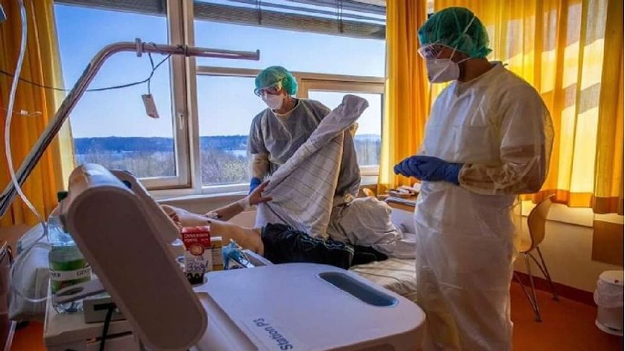 कोरोना जांच के लिए लिया सैंपल, टेंशन में आ गया प्रवासी मजदूर, क्वारंटाइन सेंटर की छत से लगा दी छलांग कोरोना जांच के लिए लिया सैंपल, टेंशन में आ गया प्रवासी मजदूर, क्वारंटाइन सेंटर की छत से लगा दी छलांग