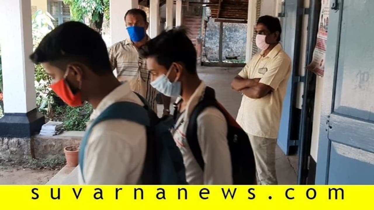 ನಿರ್ಬಂಧ ಉಲ್ಲಂಘಿಸಿ SSLC ವಿದ್ಯಾರ್ಥಿಗಳಿಗೆ ತರಗತಿ! ನಿರ್ಬಂಧ ಉಲ್ಲಂಘಿಸಿ SSLC ವಿದ್ಯಾರ್ಥಿಗಳಿಗೆ ತರಗತಿ!