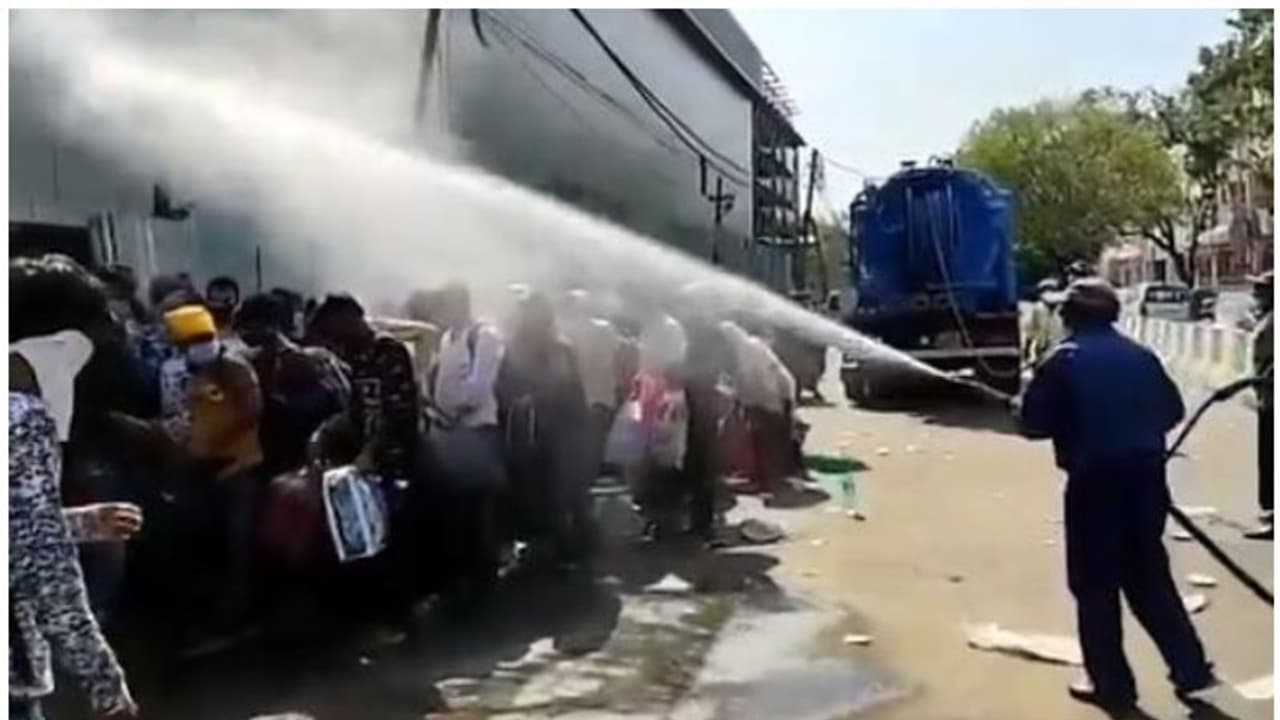 പരിശോധനയ്ക്കായി എത്തിയ കുടിയേറ്റ തൊഴിലാളികളുടെ മേല് അണുനാശിനി തളിച്ചു; അബദ്ധമെന്ന് വിശദീകരണം പരിശോധനയ്ക്കായി എത്തിയ കുടിയേറ്റ തൊഴിലാളികളുടെ മേല് അണുനാശിനി തളിച്ചു; അബദ്ധമെന്ന് വിശദീകരണം