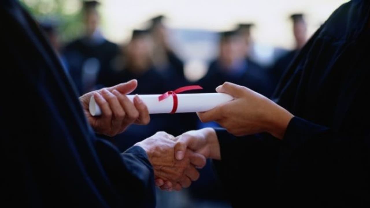 स्कूल कॉलेज बंद के बीच आई खुशखबरी: अब दो डिग्रियां साथ साथ ले सकेंगे छात्र, UGC ने दी परमिशन स्कूल कॉलेज बंद के बीच आई खुशखबरी: अब दो डिग्रियां साथ साथ ले सकेंगे छात्र, UGC ने दी परमिशन