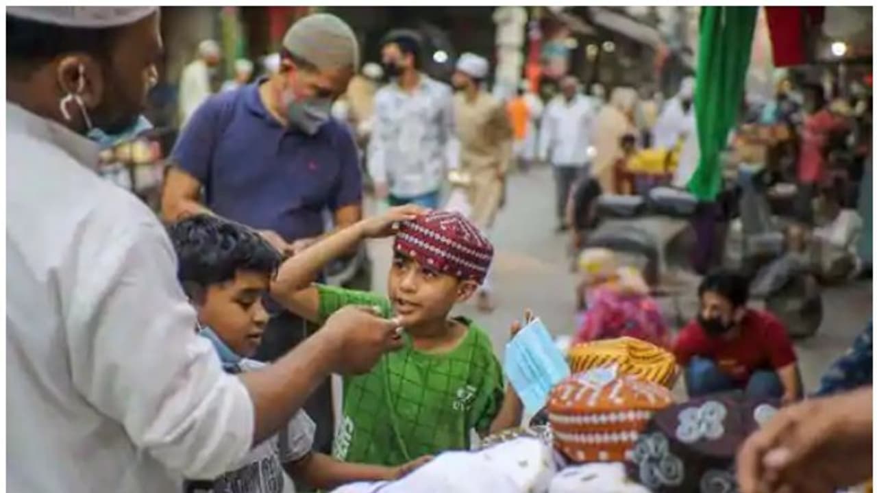ചെറിയ പെരുന്നാൾ നാളെ; ആ​ഘോഷപ്പൊലിമകളില്ലാതെ വരവേൽക്കാനൊരുങ്ങി വിശ്വാസികൾ