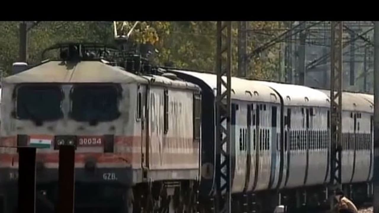 മുംബൈയിൽ നിന്നുള്ള ട്രെയിൻ ഉച്ചയ്ക്ക് കണ്ണൂരിലെത്തും; അറിയിപ്പ് ലഭിച്ചത് അവസാനനമിഷം; പരിശോധനാ സംവിധാനമായില്ല മുംബൈയിൽ നിന്നുള്ള ട്രെയിൻ ഉച്ചയ്ക്ക് കണ്ണൂരിലെത്തും; അറിയിപ്പ് ലഭിച്ചത് അവസാനനമിഷം; പരിശോധനാ സംവിധാനമായില്ല