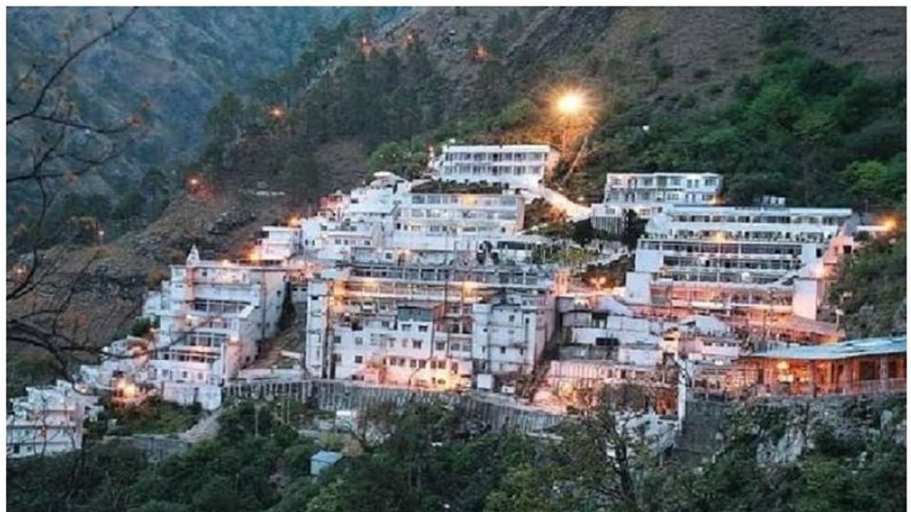 বৈষ্ণোদেবী মন্দিরে ভয়াবহ আগুন, কোনও রকমে প্রাণ বাঁচল নিরাপত্তারক্ষীদের, দেখুন সেই ভিডিও