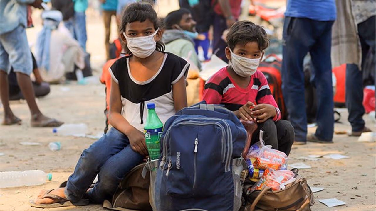 'সুপ্রিম' নির্দেশ প্রবাসী শ্রমিকদের থেকে ভাড়া নেওয়া যাবে না, খাবার ও জল সরবরাহ করতে হবে 'সুপ্রিম' নির্দেশ প্রবাসী শ্রমিকদের থেকে ভাড়া নেওয়া যাবে না, খাবার ও জল সরবরাহ করতে হবে