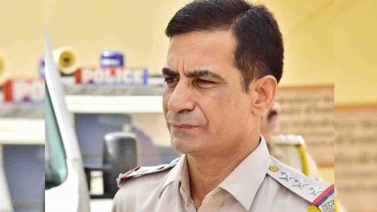 कोरोना योद्धा टीआई ने पुलिस क्वार्टर में लगाई फांसी, मरने से पहले सुसाइड नोट में लिख गए मौत की वजह कोरोना योद्धा टीआई ने पुलिस क्वार्टर में लगाई फांसी, मरने से पहले सुसाइड नोट में लिख गए मौत की वजह
