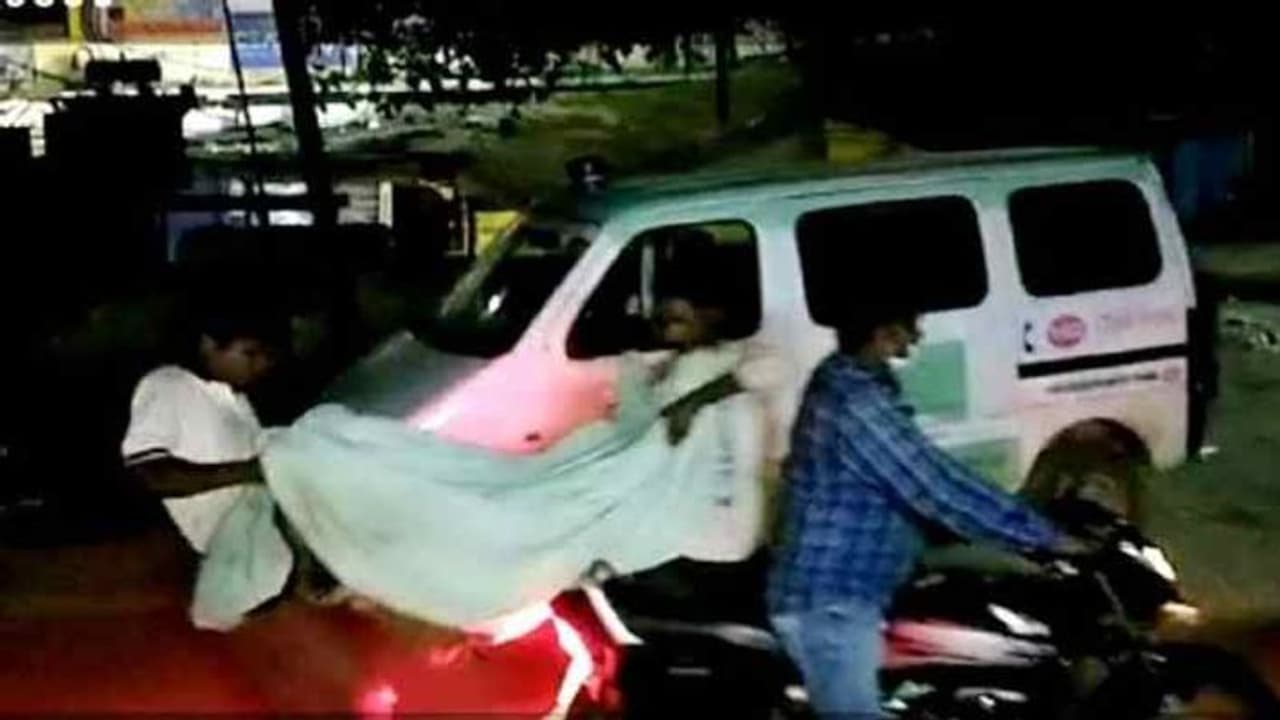 बिहारः अस्पताल में खड़ी रही एंबुलेंस फिर भी बाइक पर लाश ले जाने को मजबूर हुए परिजन बिहारः अस्पताल में खड़ी रही एंबुलेंस फिर भी बाइक पर लाश ले जाने को मजबूर हुए परिजन
