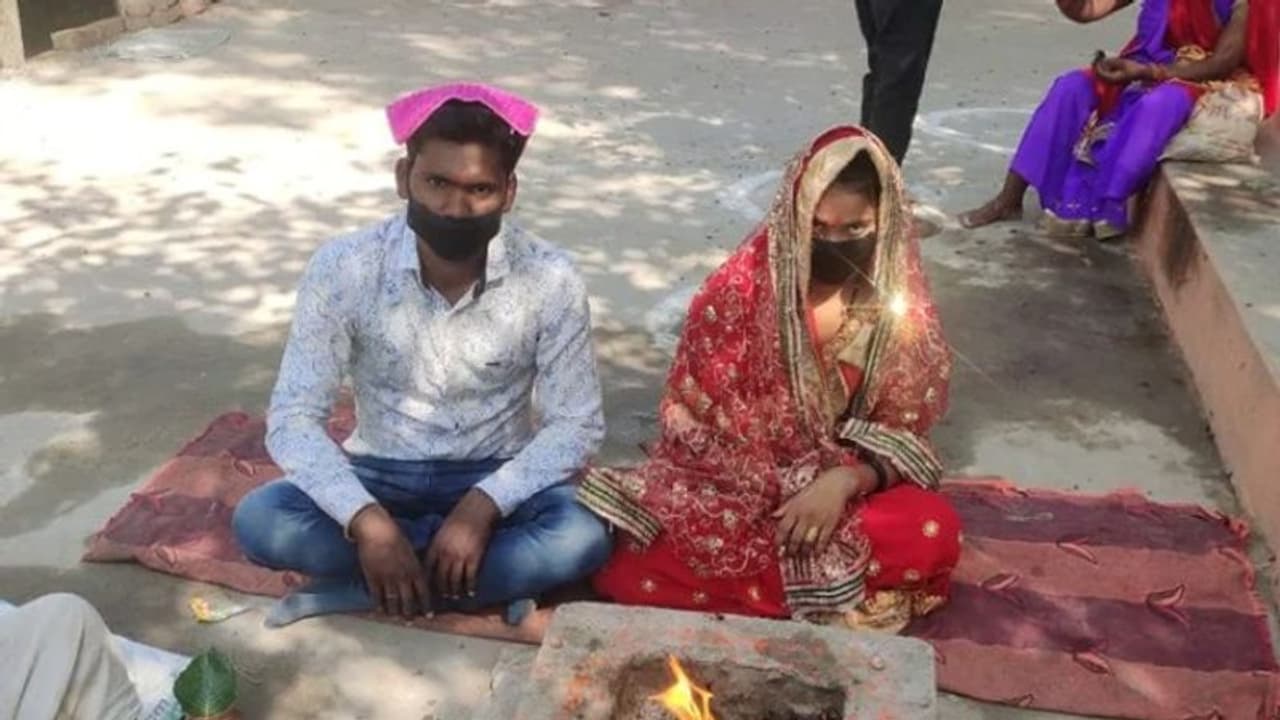 വിവാഹം വീണ്ടും മാറ്റിവച്ചതോടെ വധു വീടുവിട്ടിറങ്ങി;80 കിലോമീറ്റർ താണ്ടി വരന്റെ വീട്ടിലേക്ക്, ഒടുവിൽ എല്ലാം ശുഭം വിവാഹം വീണ്ടും മാറ്റിവച്ചതോടെ വധു വീടുവിട്ടിറങ്ങി;80 കിലോമീറ്റർ താണ്ടി വരന്റെ വീട്ടിലേക്ക്, ഒടുവിൽ എല്ലാം ശുഭം