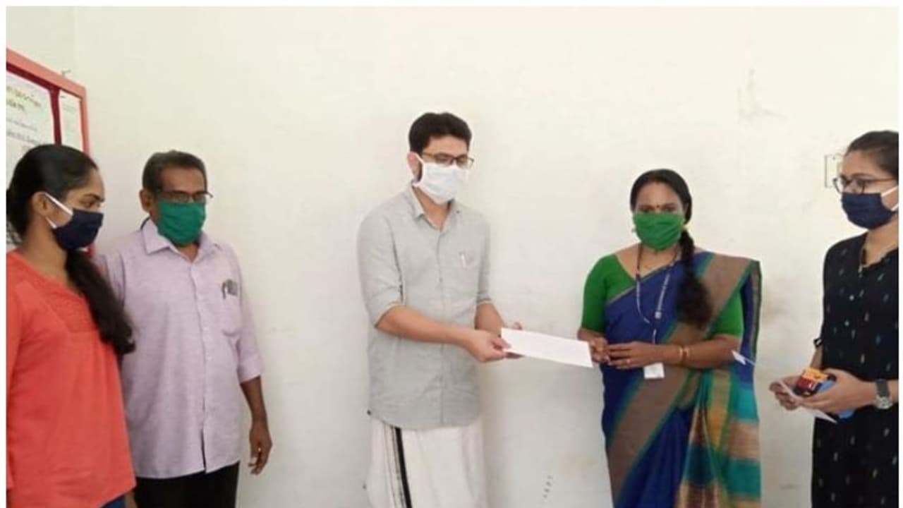 റിട്ടയര്‍മെന്‍റ് ആഘോഷം: ഒന്നിച്ചിരുന്ന് തയ്ച്ച 1000 മാസ്കും ആഘോഷച്ചെലവും സംഭാവന ചെയ്ത് കുടുംബം