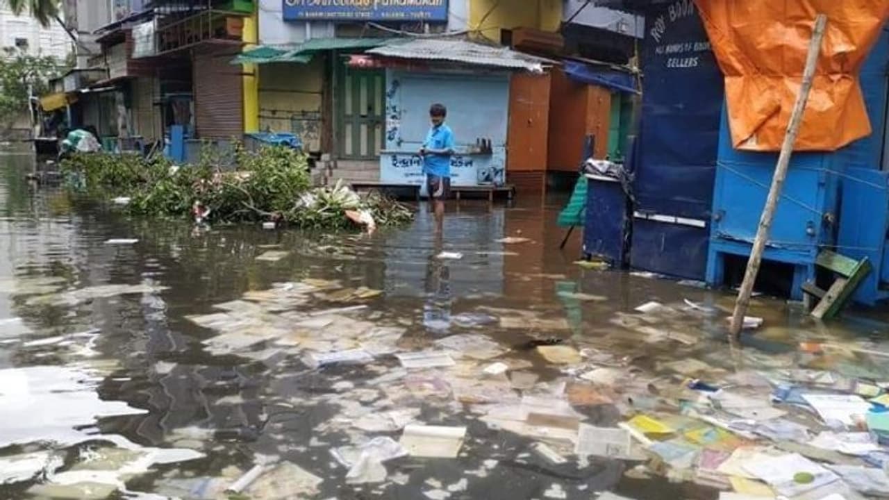 বিধ্বংসী ঘূর্ণীঝড়ে কলেজ স্ট্রিটে জলের নীচে কোটি টাকার বই, ক্ষতির মুখে বহু ব্য়বসায়ী