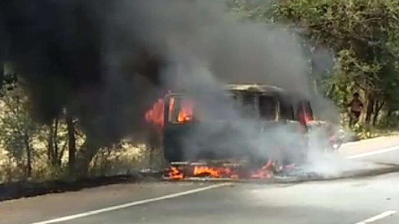 चलती गाड़ी में लगी आग, जिंदा जलने से बचे सात प्रवासी, ऐसे बचाई सभी ने अपनी जान चलती गाड़ी में लगी आग, जिंदा जलने से बचे सात प्रवासी, ऐसे बचाई सभी ने अपनी जान