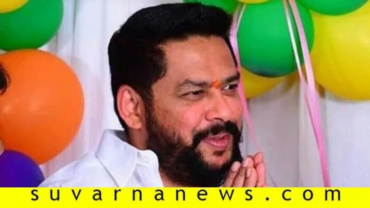 ಬಳ್ಳಾರಿ ಮೇಯರ್ ಸ್ಥಾನಕ್ಕೆ ಕೋಟಿ ಕೋಟಿ ಡೀಲ್: ಶಾಸಕ ನಾಗೇಂದ್ರ ಮಾವನ ವಿರುದ್ಧ ತಿರುಗಿಬಿದ್ದ ಪಾಲಿಕೆ ಸದಸ್ಯ ಬಳ್ಳಾರಿ ಮೇಯರ್ ಸ್ಥಾನಕ್ಕೆ ಕೋಟಿ ಕೋಟಿ ಡೀಲ್: ಶಾಸಕ ನಾಗೇಂದ್ರ ಮಾವನ ವಿರುದ್ಧ ತಿರುಗಿಬಿದ್ದ ಪಾಲಿಕೆ ಸದಸ್ಯ